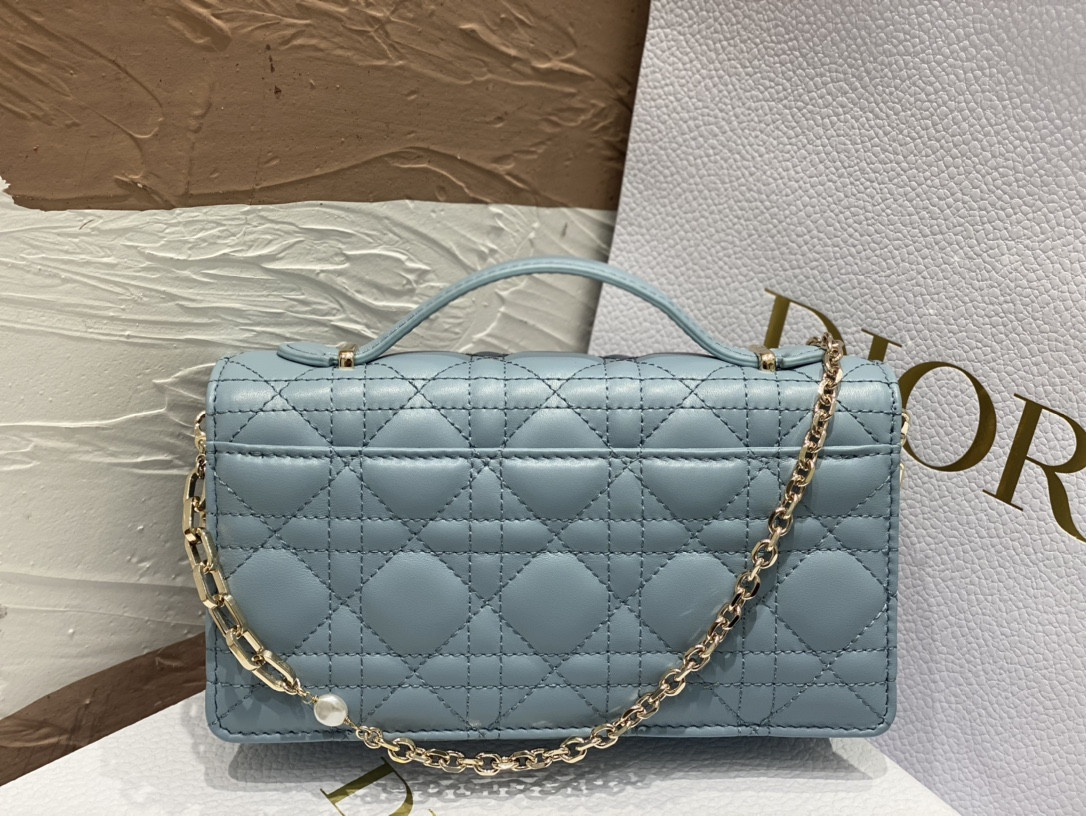 miss D*or mini bag cloud blue cannage lambskin s0980onmj_m81b 21 x 11.5 x 4.5 cm