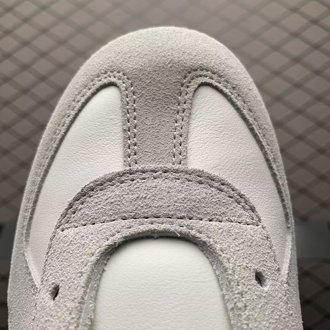 ua ma*s*n Ma*i*la replica sneakers white grey