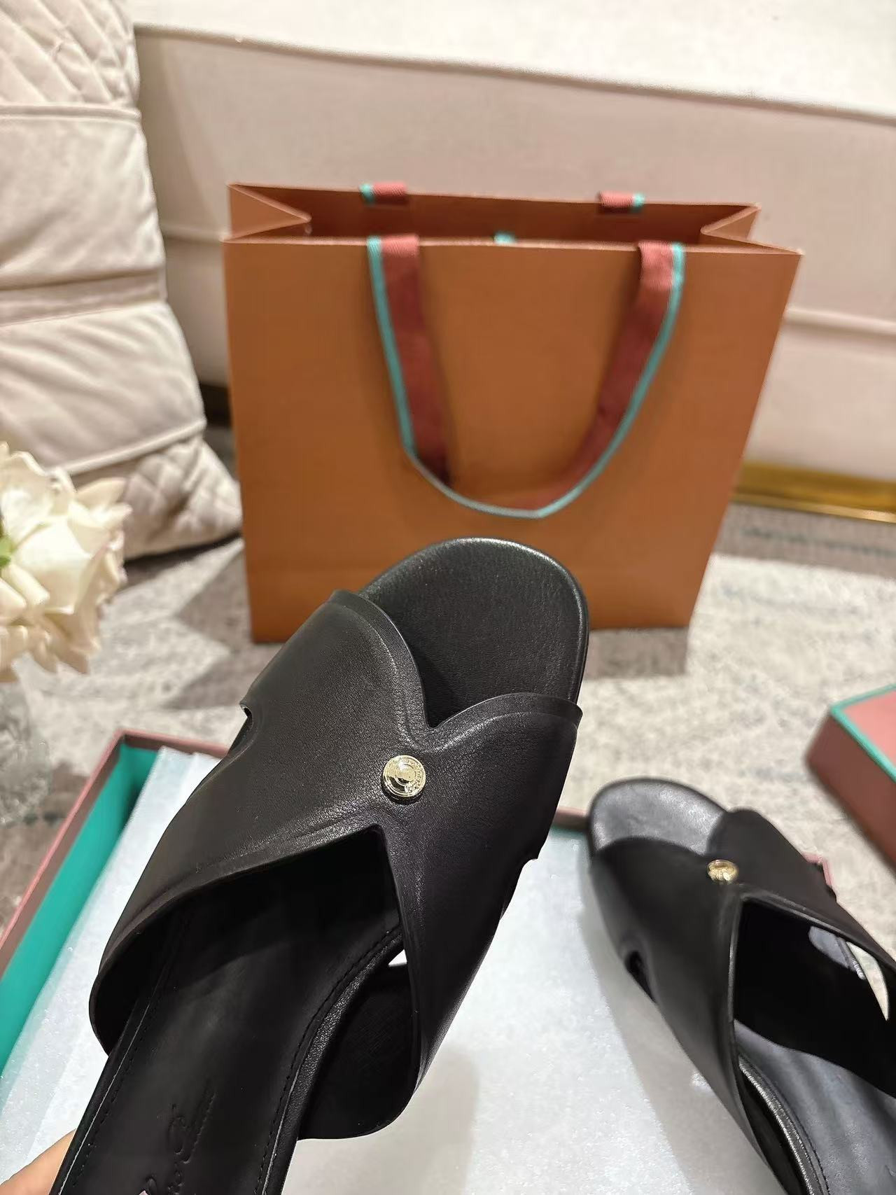 ua L**o p*ana vera sandal