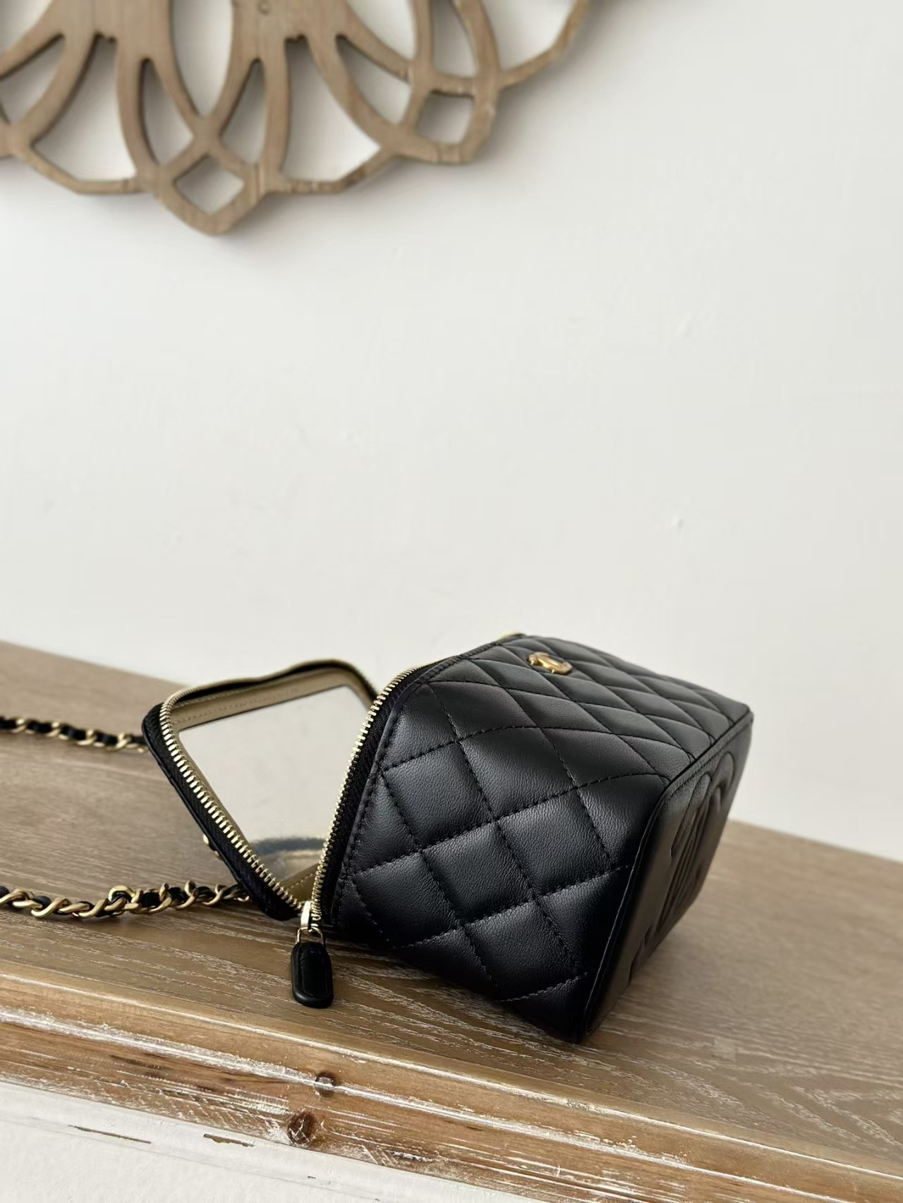 Ch*el vanity with chain 9.5x17x8cm