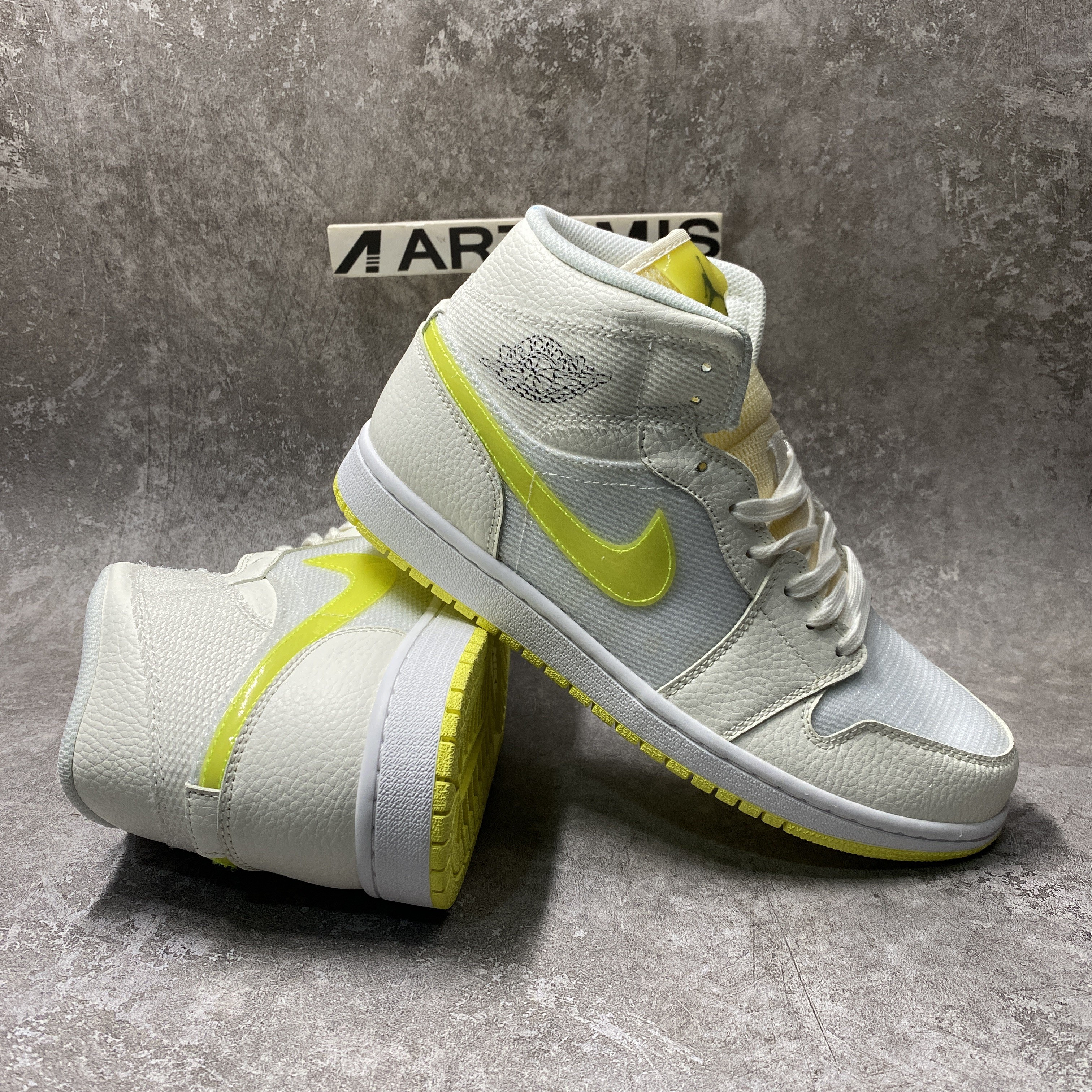 Air Jordan 1 Mid SE Voltage Yellow