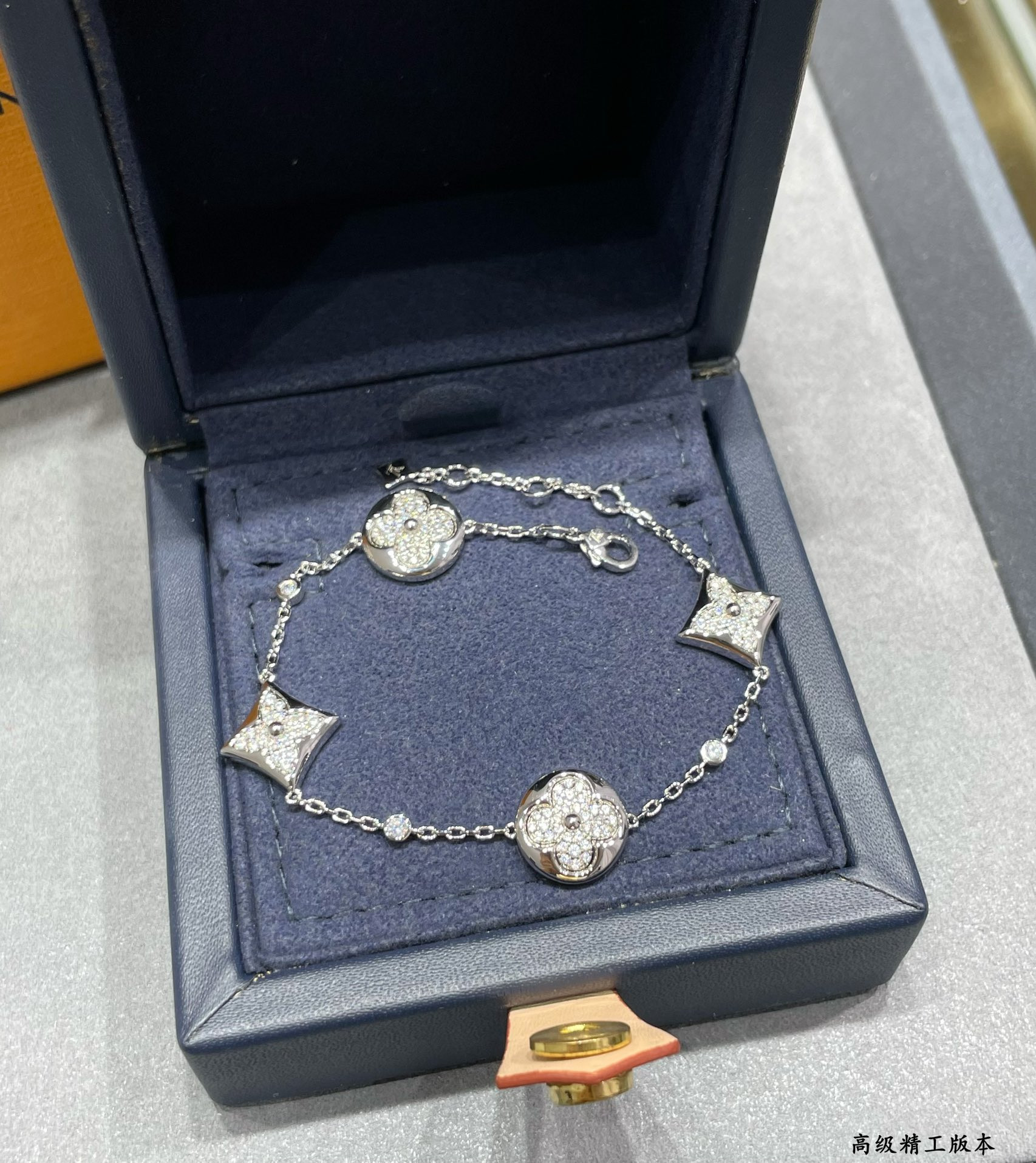 l0*is v*t0n large four-flower full Di*m*nd bracelet