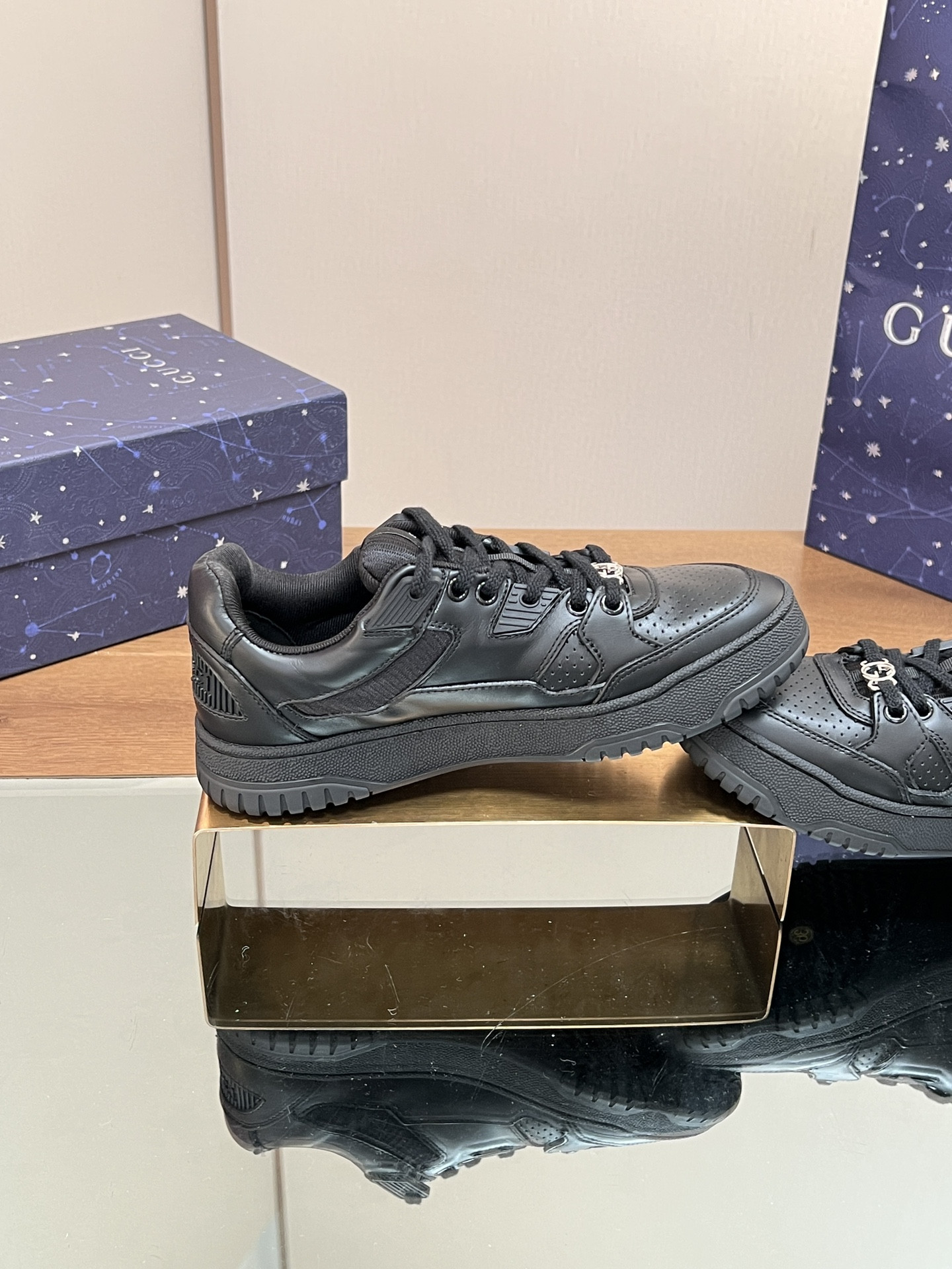 ua G*u*i low-top sneaker