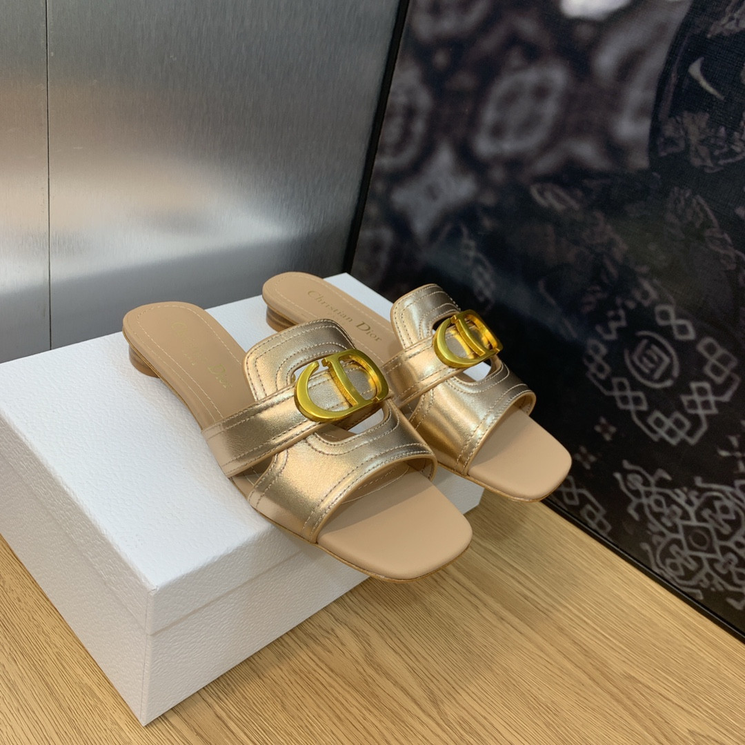 ua D*or 30 montaigne slide