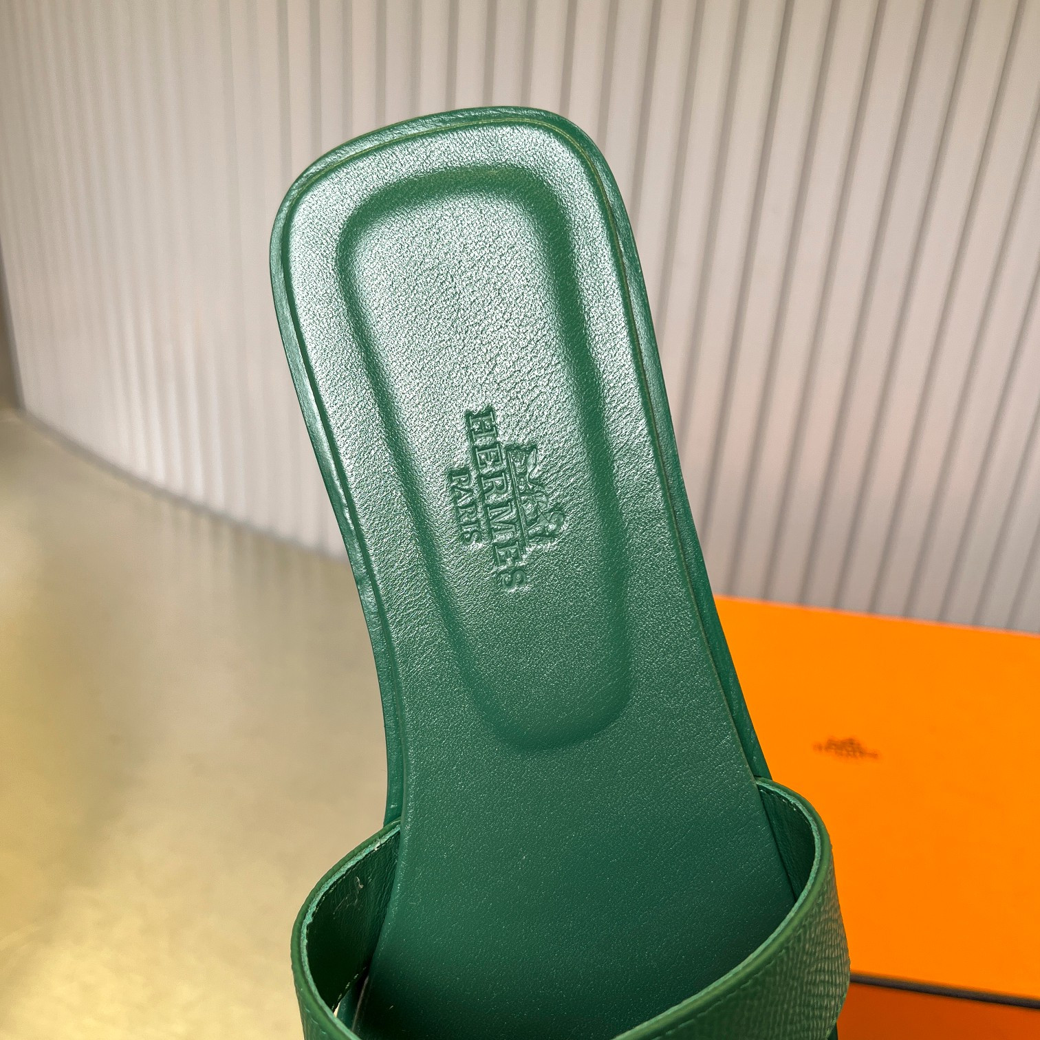 ua H**me5 oran sandal