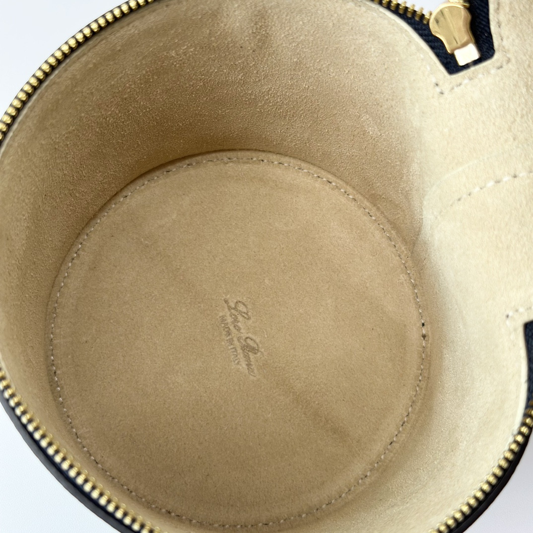 L**o p*ana extra case textured calfskin 12 x16 x12cm