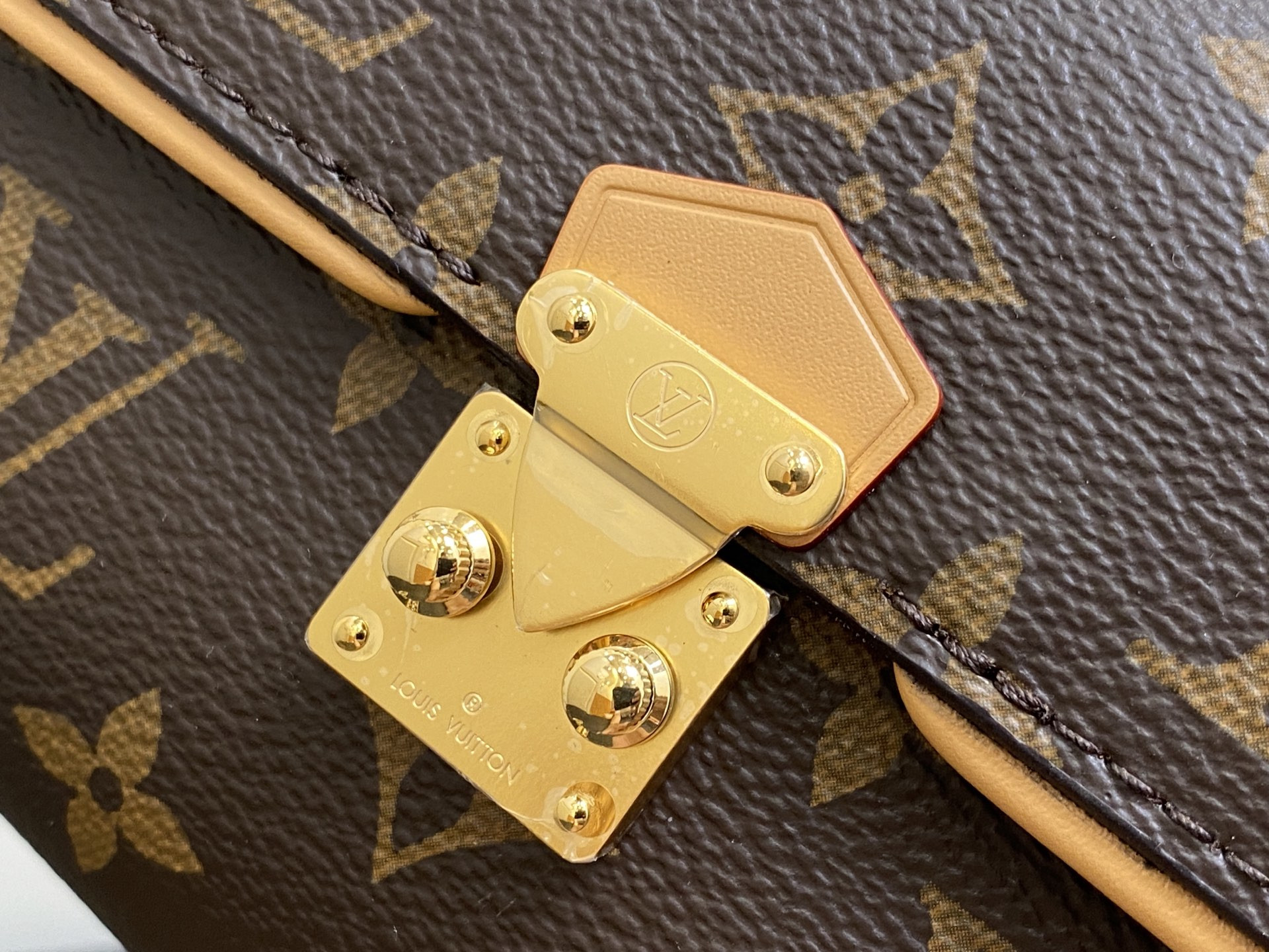 LV Pochette Camille M13566 20.5 x 11x6CM