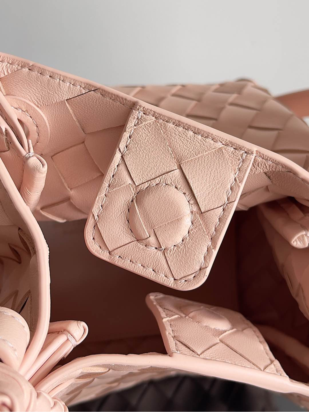 bo*te*ga Ve*ne*ta small parachute 16.5x20x17cm