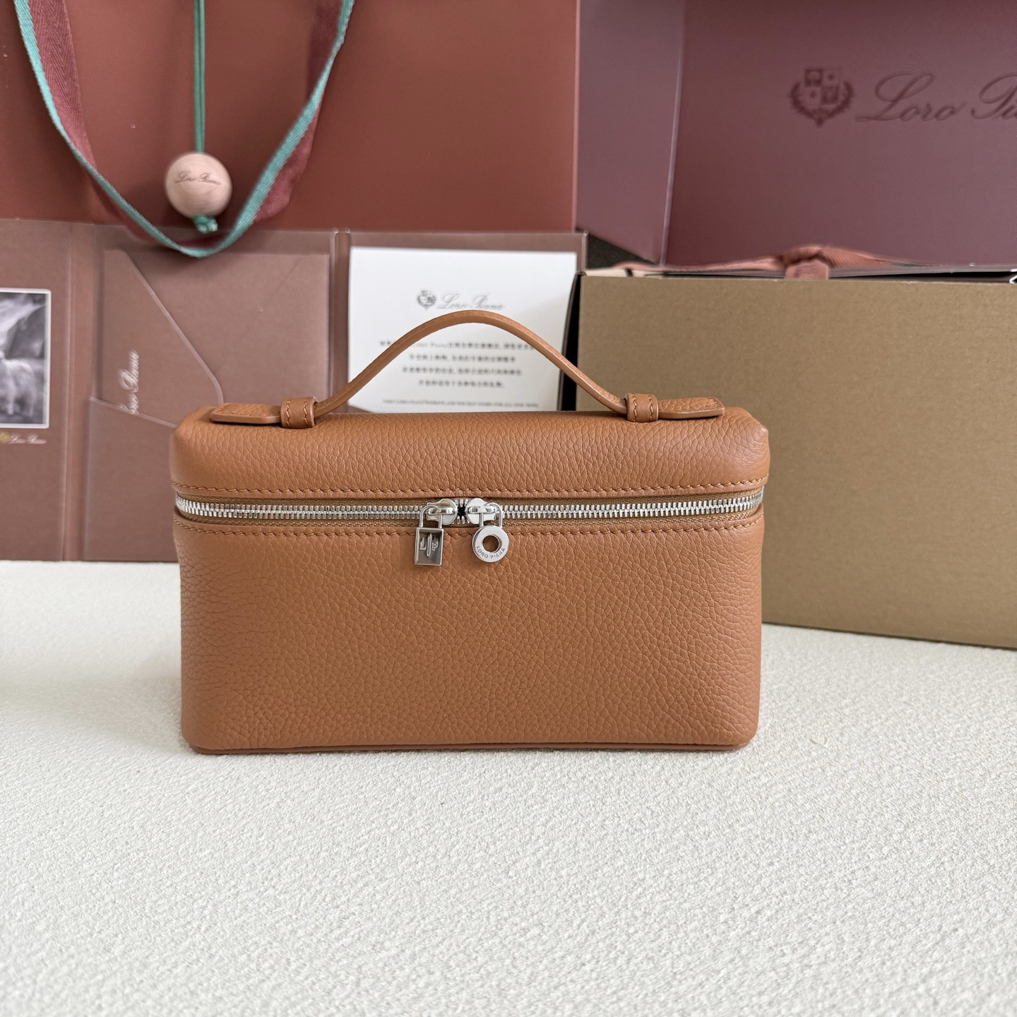 L**o p*ana extra pocket l19 grained calfskin 11 x 19 x 6.5 cm